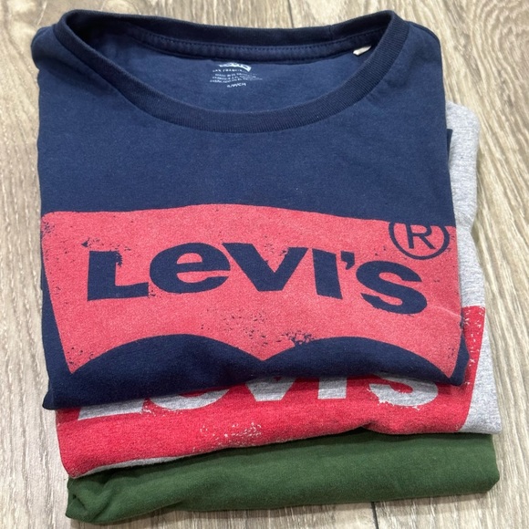 👕 Bundle Deal: 3 Men's Shirts - 2 Levi's (Gray & Blue) and 1 Goodfellow Green - Picture 7 of 8